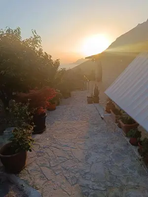 Pogled na izlazak ili zalazak sunca iz apartmana