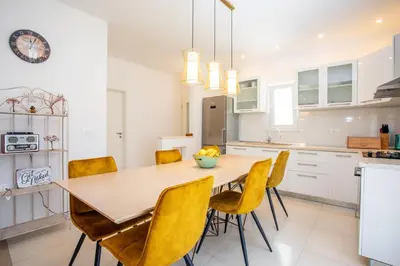 Kuhinja ili čajna kuhinja u objektu Holiday House Amaris, 20m from sea with parking, 6 pax