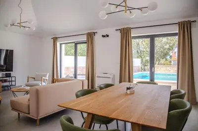 Bazen u objektu Summer Breeze ili u blizini