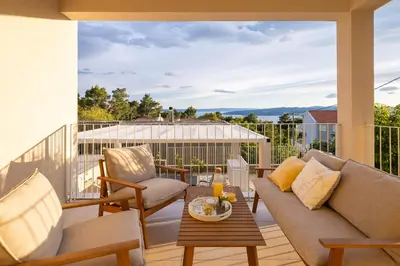 Balkon ili terasa u objektu Summer House Lea - Villa with heated pool and sea view