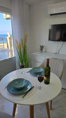 TV i/ili zabavni centar u objektu schönes Apartment direkt am Meer