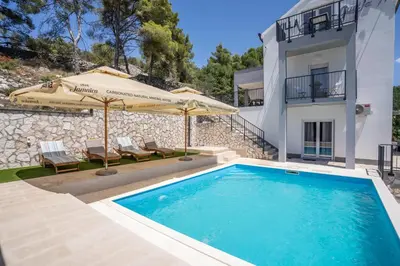 Bazen u objektu Villa Lucija ili u blizini