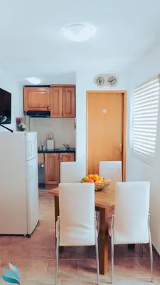 Kuhinja ili čajna kuhinja u objektu Two rooms Hvar spa & apartments