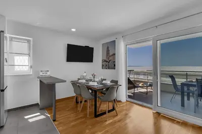 TV i/ili zabavni centar u objektu Luxury and modern apartment with sea view and garage