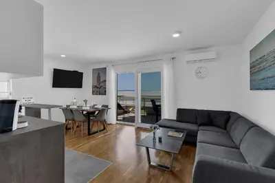 TV i/ili zabavni centar u objektu Luxury and modern apartment with sea view and garage