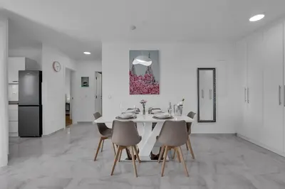 Kuhinja ili čajna kuhinja u objektu Luxurious And Bright Apartment With Sea And Mountain View