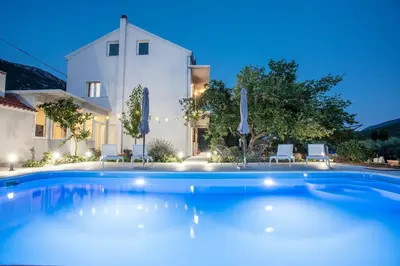 Bazen u objektu Villa Knez ili u blizini