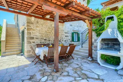 Popločani dio dvorišta ili vanjski dio objekta Villa Bonaca - Heated Pool, Harbour Views & Steps to Sea I Sumartin, Brač
