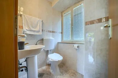 Kupaonica u objektu Villa Bonaca - Heated Pool, Harbour Views & Steps to Sea I Sumartin, Brač