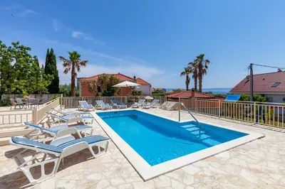 Bazen u objektu Villa Vjeka Cozy Family Retreat with Heated Pool, Brač Island ili u blizini