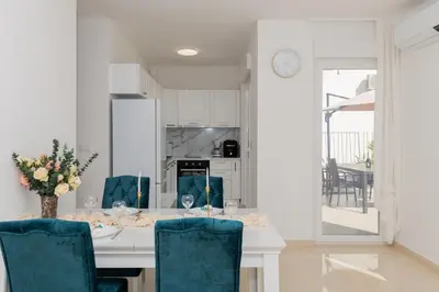 Kuhinja ili čajna kuhinja u objektu Adriatic Split beach apartment with sea view and garden