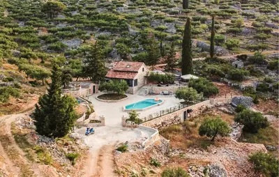Bazen u objektu Amazing Home In Postira ili u blizini