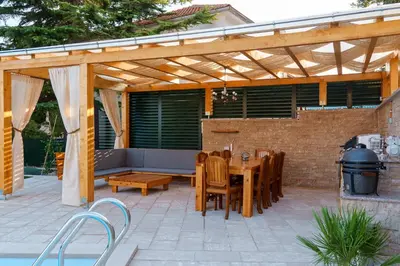 Popločani dio dvorišta ili vanjski dio objekta Holiday House Boban with Private Pool and Garage