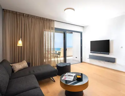 TV i/ili zabavni centar u objektu Paoma Beach Penthouse Suite with jacuzzi