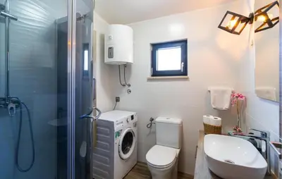 Kupaonica u objektu 1 Bedroom Beautiful Home In Dol Postira