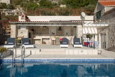 Bazen u objektu Enticing Sunset Villa With Magnificent Sea ViewS ili u blizini