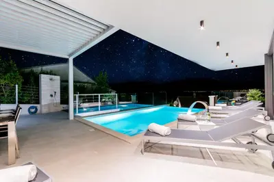 Bazen u objektu Luxury 