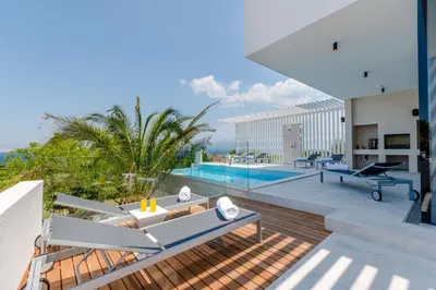Bazen u objektu Luxury 