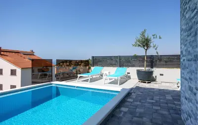 Bazen u objektu Nice Apartment In Podstrana With Wifi ili u blizini