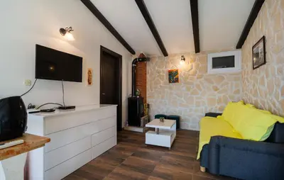 TV i/ili zabavni centar u objektu Cozy Home In Podstrana