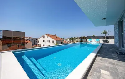 Bazen u objektu Stunning Apartment In Podstrana ili u blizini