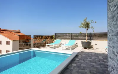 Bazen u objektu 1 Bedroom Beautiful Apartment In Podstrana ili u blizini