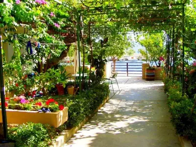 Vrt u objektu Double bedroom apartment No 16, first row by the sea, Beach House Ana