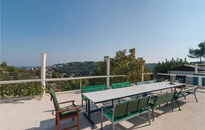 Stolni tenis u objektu Awesome Home In Stomorska With Kitchen ili u blizini