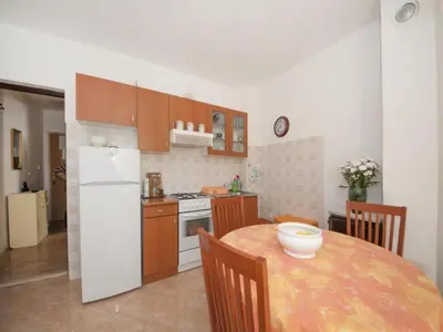 Kuhinja ili čajna kuhinja u objektu Apartments Mira - One Bedroom Apartment with Balcony A2