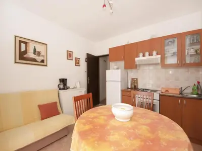 Kuhinja ili čajna kuhinja u objektu Apartments Mira - One Bedroom Apartment with Balcony A2