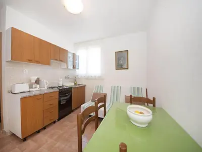 Kuhinja ili čajna kuhinja u objektu Apartments Mira -One Bedroom Apartment with Terrace and Sea View A1