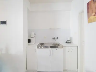 Kuhinja ili čajna kuhinja u objektu Studio apartment with terrace sea view