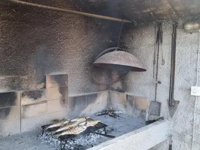 Oprema za roštilj dostupna gostima apartmana