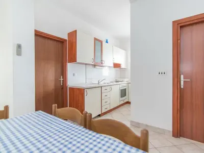 Kuhinja ili čajna kuhinja u objektu Apartments Neva- Two Bedroom Apartment with Balcony 4R