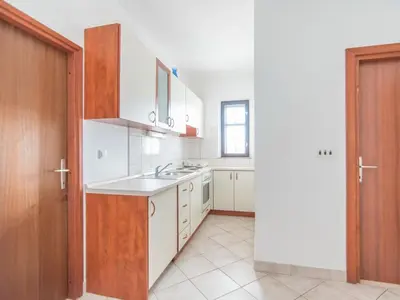 Kuhinja ili čajna kuhinja u objektu Apartments Neva- Two Bedroom Apartment with Balcony 4R