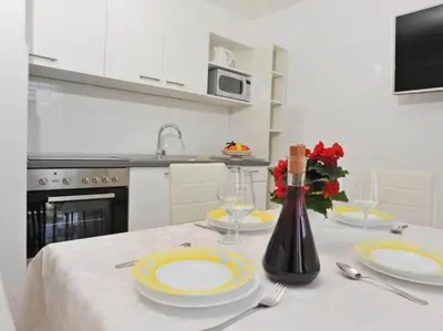Kuhinja ili čajna kuhinja u objektu Apartments Lenka - One Bedroom Apartment with Balcony and Center View A3
