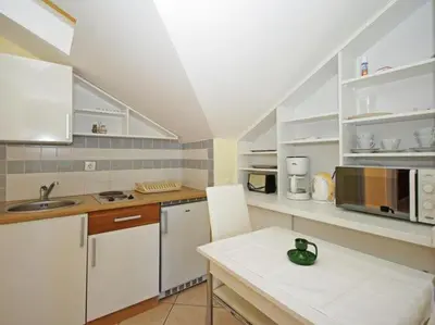 Kuhinja ili čajna kuhinja u objektu Apartments Villa Rose - Standard Studio with Sea View and shared Terrace A2 bijeli