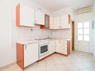 Kuhinja ili čajna kuhinja u objektu Apartments Neva- One Bedroom Apartment