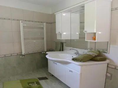 Kupaonica u objektu Holiday House Pine Tree - Three Bedroom Holiday Home with Pool