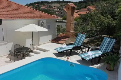 Bazen u objektu Holiday House Pine Tree - Three Bedroom Holiday Home with Pool ili u blizini