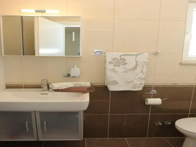 Kupaonica u objektu Holiday House Pine Tree - Three Bedroom Holiday Home with Pool