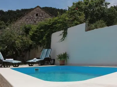 Bazen u objektu Holiday House Pine Tree - Three Bedroom Holiday Home with Pool ili u blizini