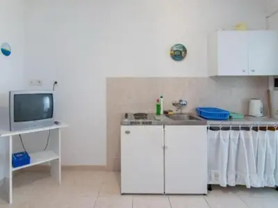 Kuhinja ili čajna kuhinja u objektu Apartments Boguvila - Two-Bedroom Standard Apartment with Terrace A6 - ST