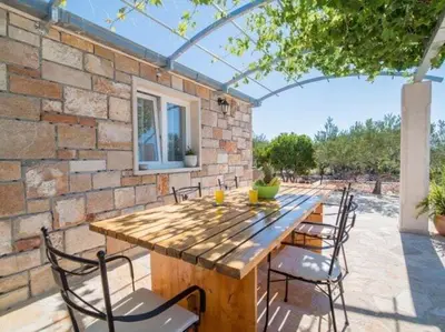 Restoran ili neka druga zalogajnica u objektu Holiday Home My Summer House - Two-Bedroom Holiday Home with Private Pool and Terrace - ST
