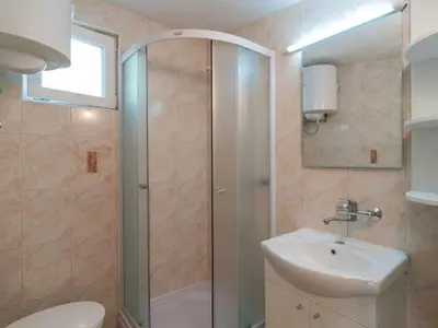 Kupaonica u objektu Holiday Home Blossom - Four Bedroom Holiday Home with Outdoor Pool and Jacuzzi - ST
