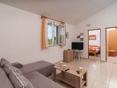 TV i/ili zabavni centar u objektu Holiday Home Blossom - Four Bedroom Holiday Home with Outdoor Pool and Jacuzzi - ST