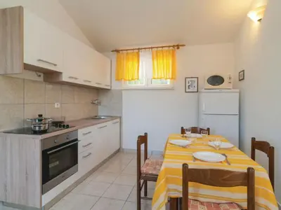Kuhinja ili čajna kuhinja u objektu Holiday Home Blossom - Four Bedroom Holiday Home with Outdoor Pool and Jacuzzi - ST