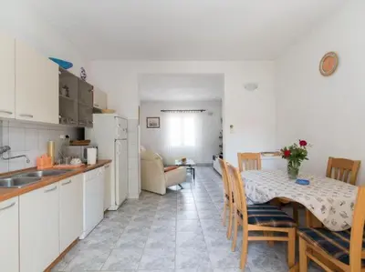 Kuhinja ili čajna kuhinja u objektu Apartment Alana - Two Bedroom Apartment with Terrace and Sea View - ST