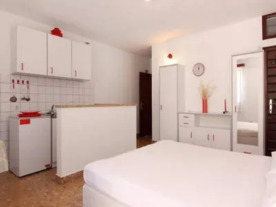 Kuhinja ili čajna kuhinja u objektu Apartments Nadia - Studio Apartment With Terrace A1