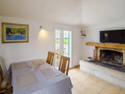 TV i/ili zabavni centar u objektu Holiday Home Bliss - Holiday Home with Outdoor Pool and Sea View ST